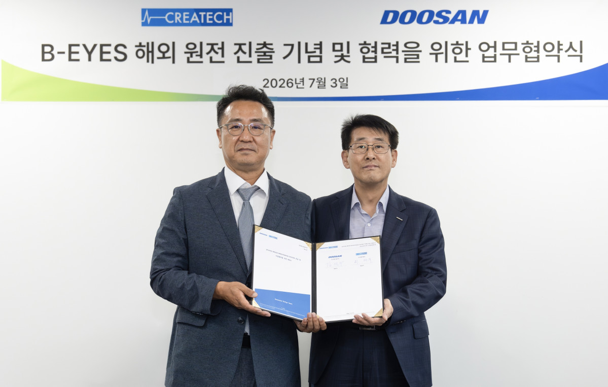 ▲3일 크리에이텍 울산공장에서 진행된 ‘비아이즈 해외 원전 진출 기념 및 협력을 위한 업무협약식’에서 김덕수(오른쪽) 두산에너빌리티 TM설계 담당, 최태묵 크리에이텍 대표이사가 기념 촬영을 하고 있다. (사진제공=두산에너빌리티)