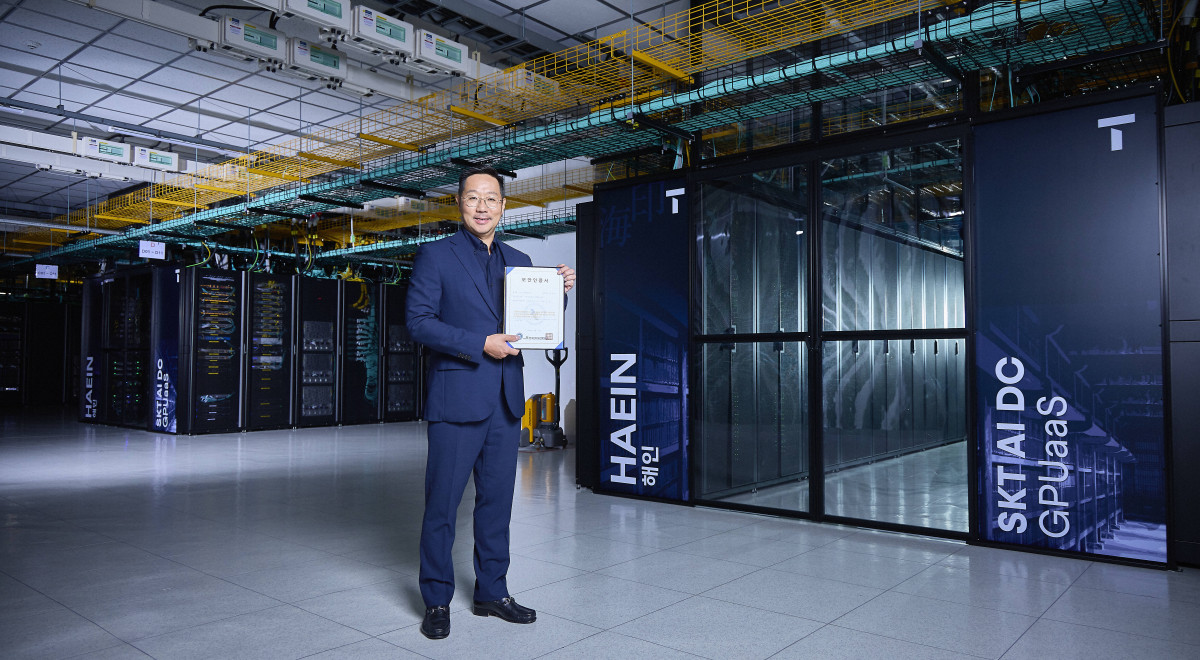 ▲사진은 해인 클러스터 앞에서 김명국 SKT AI Factory 사업담당이 CSAP 인증서를 들고 포즈를 취하는 모습. (사진제공=SK텔레콤)