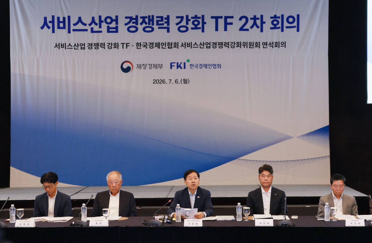 ▲구윤철 부총리 겸 재정경제부 장관이 6일 웨스틴조선 서울에서 열린 ‘서비스산업 경쟁력강화 전담반(TF)·한경협 서비스산업경쟁력강화위원회 연석회의’에 참석해 인사말을 하고 있다. 이번 회의에서 한경협 서비스산업경쟁력강화위원회는 기업 현장을 대표해 서비스산업발전기본법 제정, K-콘텐츠 금융지원 활성화, 영상 후반 제작 세액공제 확대, 비대면 배송 관련 택배 표준약관 개선 등 20개 과제를 건의했다. (한경협)