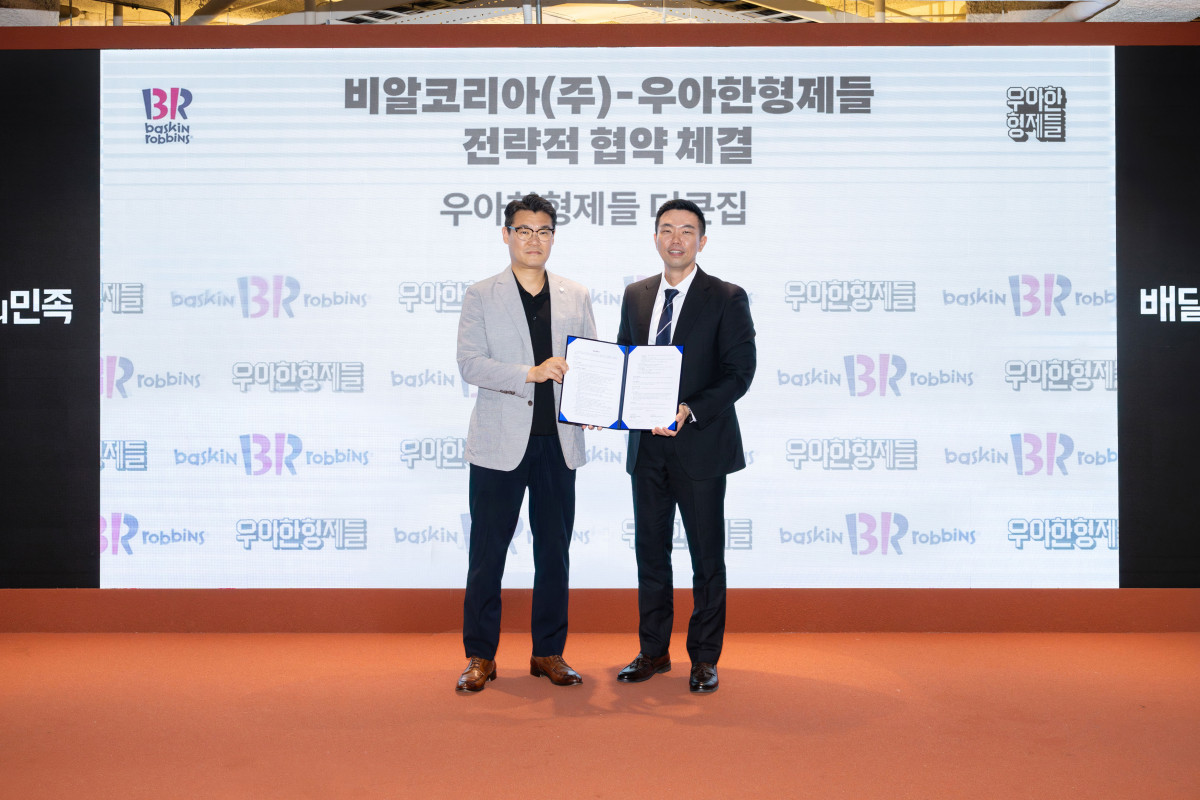 ▲윤문건(사진 왼쪽) 배스킨라빈스 커머스마케팅실장(왼쪽)과 김지훈 우아한형제들 사업부문장이 서울 송파구 우아한형제들 사옥에서 진행된 MOU 협약식에서 기념 촬영을 하고 있다. (사진제공=배스킨라빈스)