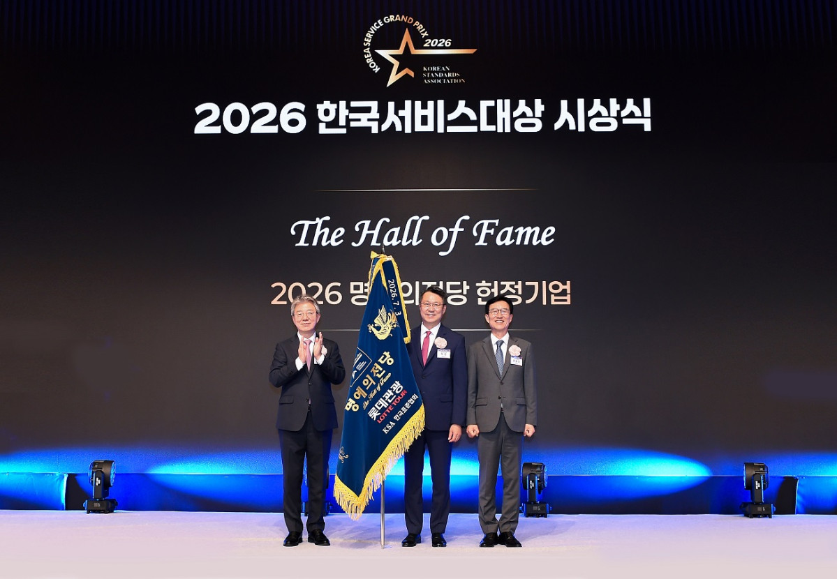 ▲(좌측부터) 최정일 교수(한국표준협회 심의위원장), 백현 대표이사 사장(롯데관광개발), 문동민 회장(한국표준협회) (사진제공=롯데관광개발)