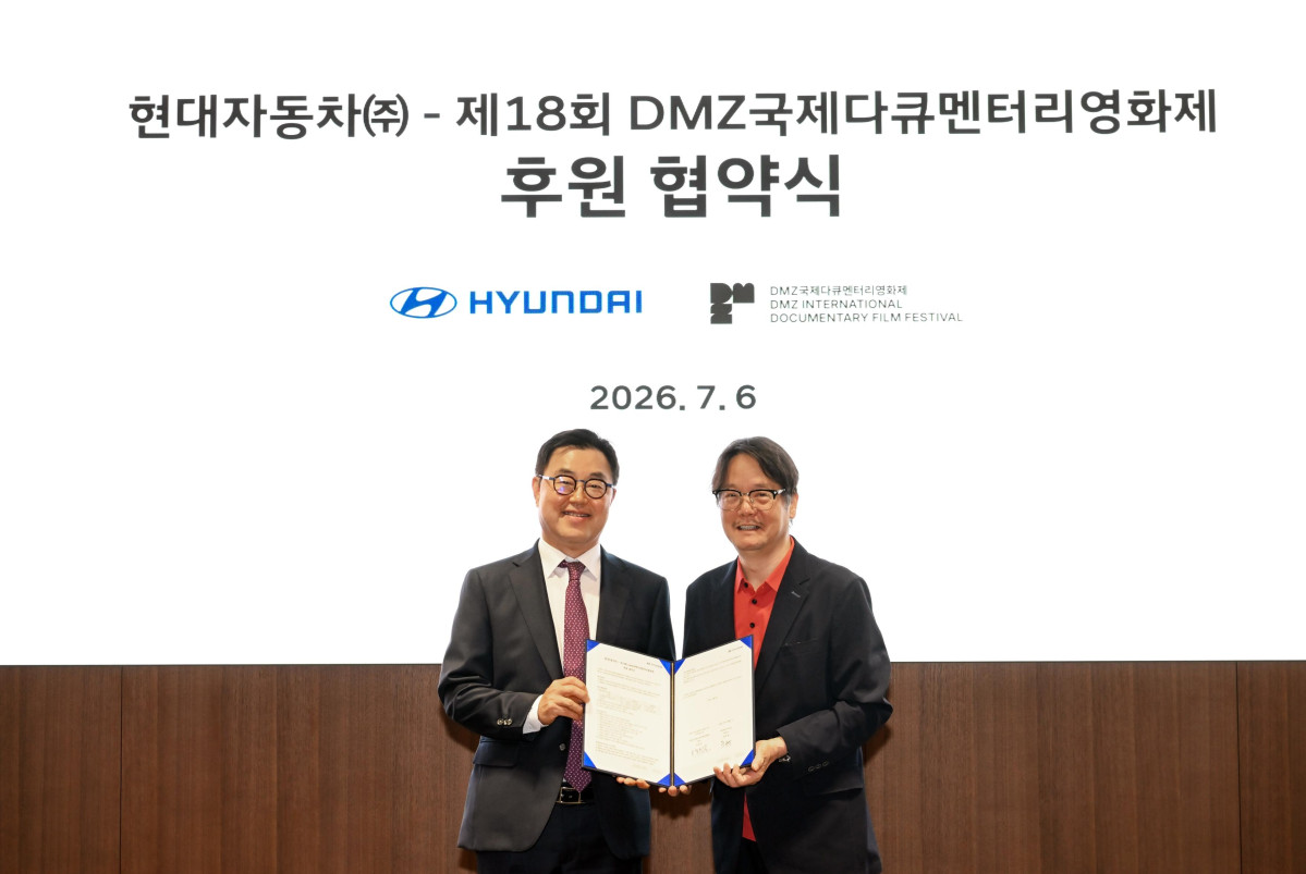▲(왼쪽부터) 이미경 환경재단 대표, 신승규 현대차그룹 에너지&수소정책담당 부사장, 오동진 DMZ국제다큐멘터리영화제 집행위원장, 허현숙 현대차그룹 에너지&수소정책실 상무 (사진=현대차)
