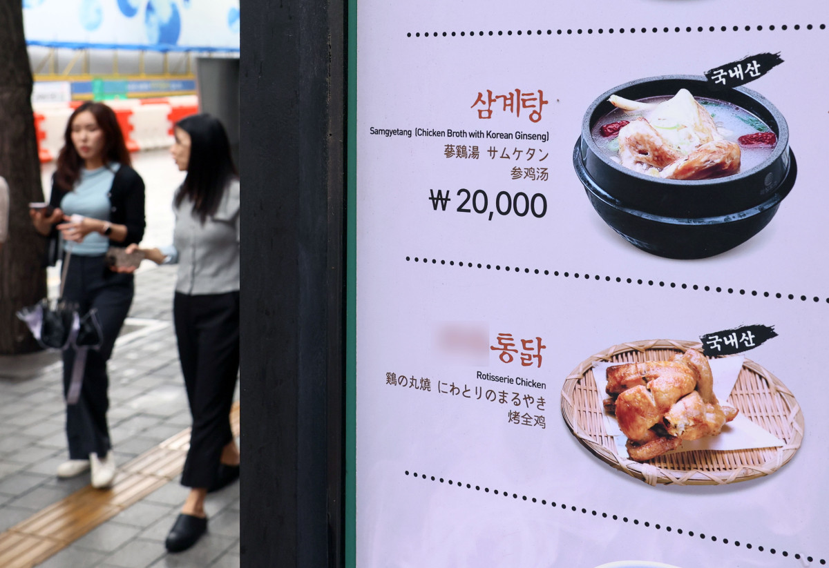 ▲초복을 앞두고 대표 보양식인 삼계탕 가격 부담이 커지는 가운데 6일 서울의 한 삼계탕 전문점 앞에 가격이 게시돼 있다. 이날 한국소비자원 가격정보종합포털 ‘참가격’에 따르면 서울 지역 삼계탕 평균 가격은 올해 5월 기준 1만8154원으로 집계돼 5년 전에 비해 4077원 오르며 29.0%의 상승률을 기록했다. 일부 유명 삼계탕 전문 식당은 한 그릇에 2만원이 넘었다. 신태현 기자 holjjak@