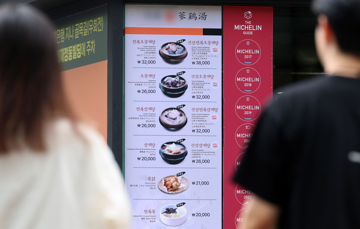 ▲초복을 앞두고 대표 보양식인 삼계탕 가격 부담이 커지는 가운데 6일 서울의 한 삼계탕 전문점 앞에 가격이 게시돼 있다. 이날 한국소비자원 가격정보종합포털 ‘참가격’에 따르면 서울 지역 삼계탕 평균 가격은 올해 5월 기준 1만8154원으로 집계돼 5년 전에 비해 4077원 오르며 29.0%의 상승률을 기록했다. 일부 유명 삼계탕 전문 식당은 한 그릇에 2만원이 넘었다. 신태현 기자 holjjak@