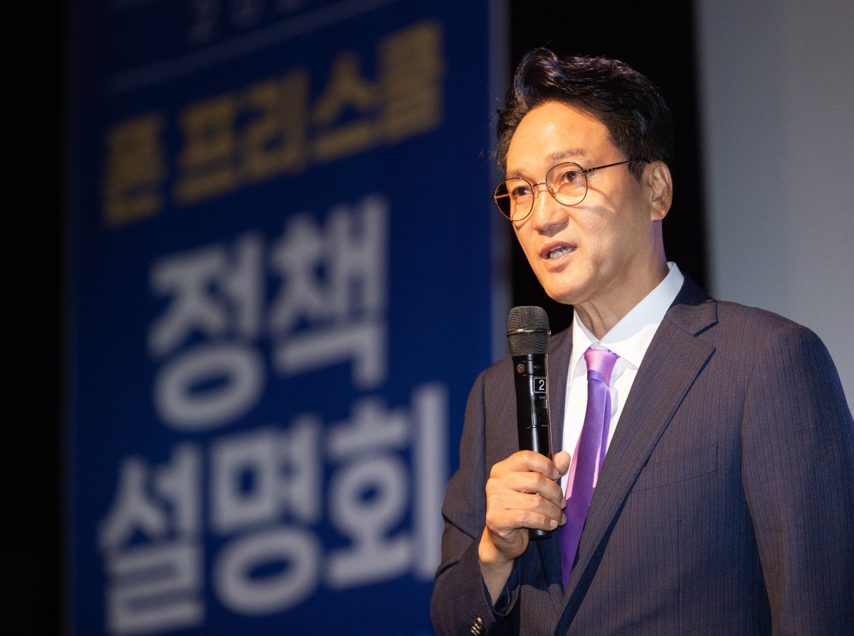 ▲안민석 경기도교육감이 6일 안양아트센터에서 열린 1호 정책 '폰 프리 스쿨' 설명회에서 정책 취지와 추진 방향을 설명하고 있다. 이날 설명회에는 25개 교육지원청 교육장과 안양·과천 관내 학교장, 학부모 등 250여 명이 참석했다. (경기도교육청)