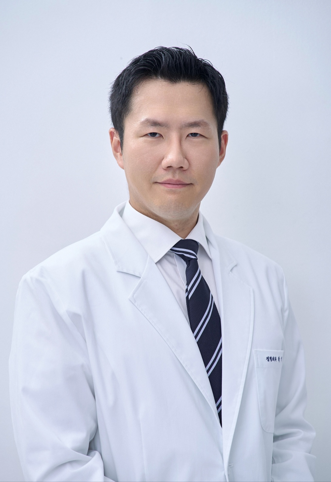 ▲이춘택병원이 척추질환 진료 역량 강화를 위해 영입한 박기철 정형2과 과장. 박 과장은 분당서울대학교병원과 제주대학교병원 척추센터에서 임상 경험을 쌓은 척추외과 전문의로, 3일부터 이춘택병원에서 진료를 시작했다. (이춘택병원)