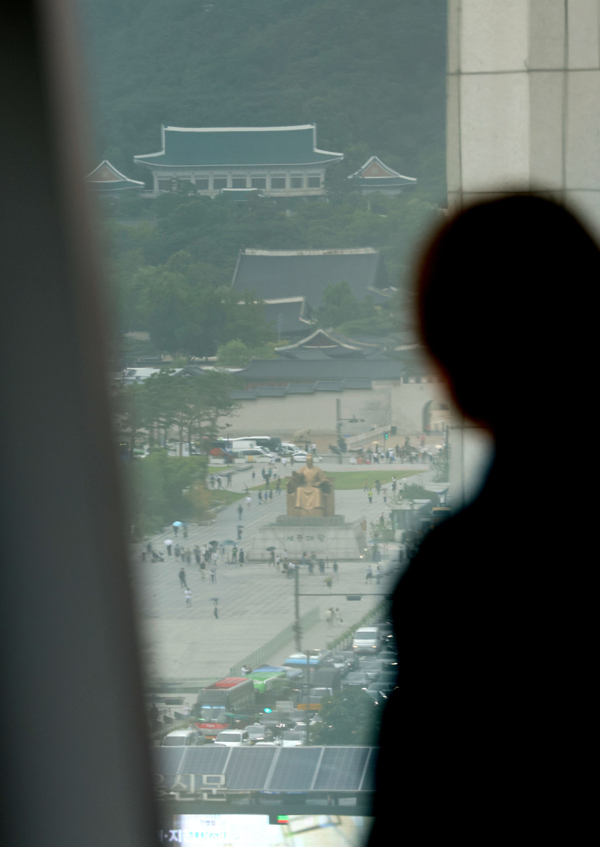 ▲6일 서울시청사 서편 8·9층에 조성된 하늘전망대를 찾은 시민과 외국인 관광객들이 도심을 바라보며 휴식을 취하고 있다. 이날 일반에 처음 개방된 서울시청 하늘전망대는 남대문과 덕수궁, 정동, 광화문 등 서울 도심 경치를 한눈에 조망할 수 있으며, 평일 오전 7시30분부터 오후 6시까지 누구나 무료로 이용할 수 있다. 신태현 기자 holjjak@