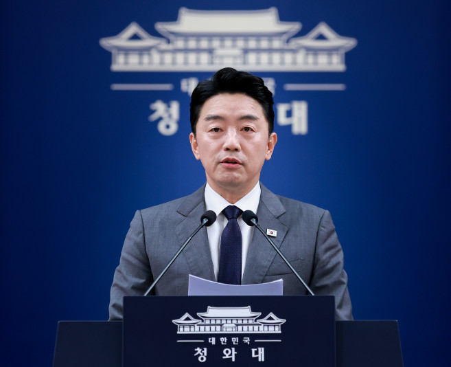 ▲강훈식 비서실장이 6일 청와대 춘추관에서 이날 오전 열린 메가프로젝트 민관합동 점검회의 결과 브리핑을 하고 있다. (연합뉴스)