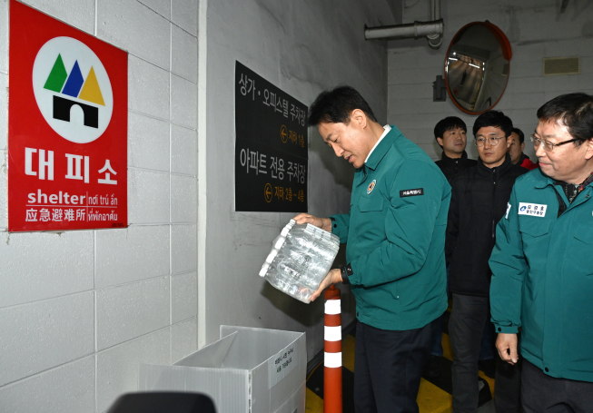 ▲오세훈 서울시장이 광진구 소재 아파트 지하주차장을 찾아 유사시 시민들이 대피할 수 있는 민방위대피소에 마련된 병물아리수를 살펴보고 있다. (사진제공=서울시)
