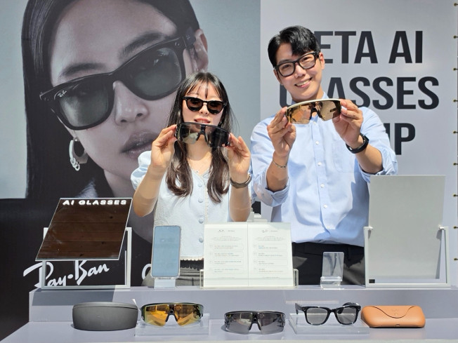 ▲6일 신세계사이먼 모델들이 여주 프리미엄 아울렛에 문을 연 ‘메타 AI 글래스’ 팝업에서 스마트 아이웨어를 소개하고 있다. (사진제공=신세계사이먼)