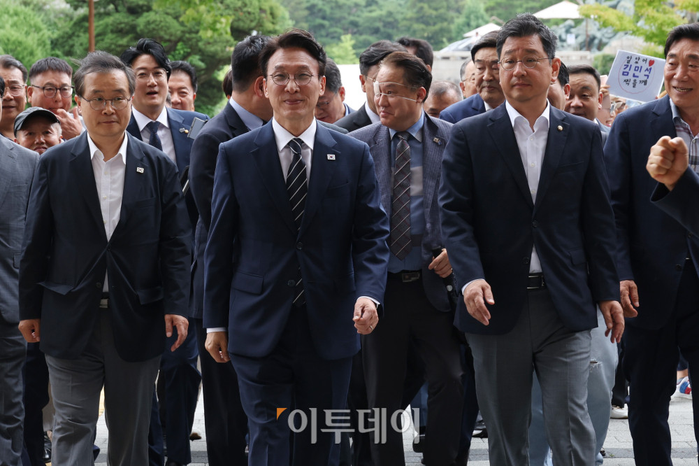 ▲김민석 전 국무총리가 6일 서울 여의도 국회 소통관에서 더불어민주당 대표 선거 출마선언을 위해 이동하고 있다. 고이란 기자 photoeran@