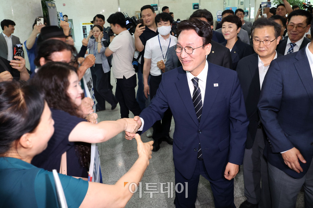 ▲김민석 전 국무총리가 6일 서울 여의도 국회 소통관에서 더불어민주당 대표 선거 출마선언에 앞서 지지자들과 인사하고 있다. 고이란 기자 photoeran@