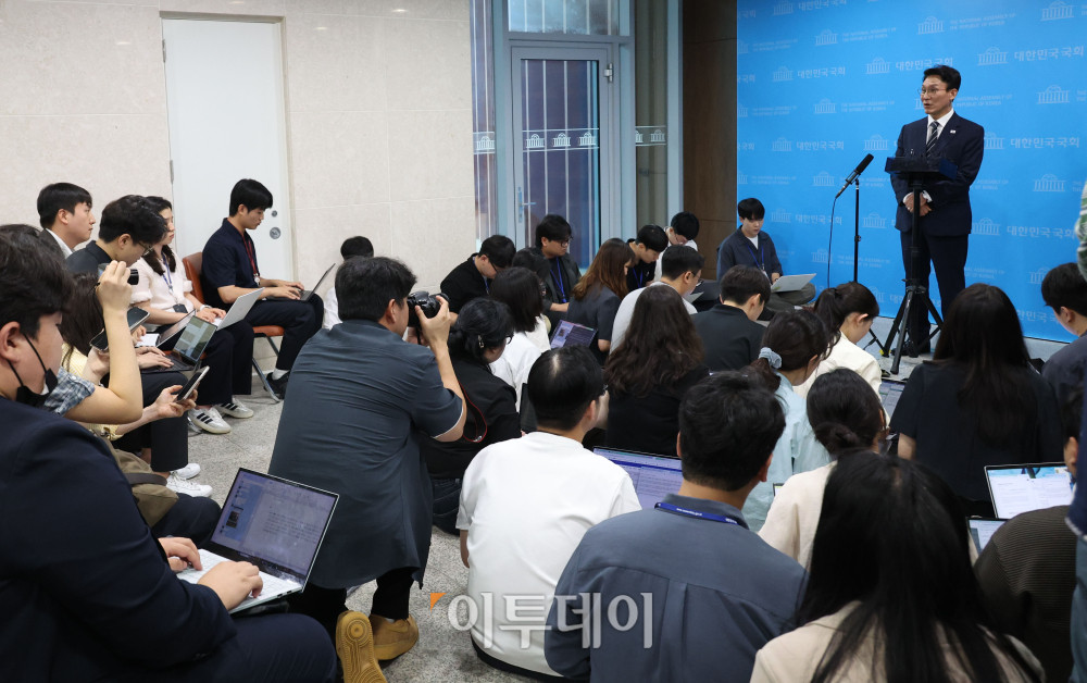 ▲김민석 전 국무총리가 6일 서울 여의도 국회 소통관에서 더불어민주당 대표 선거 출마선언을 마치고 취재진 질문에 답하고 있다. 고이란 기자 photoeran@