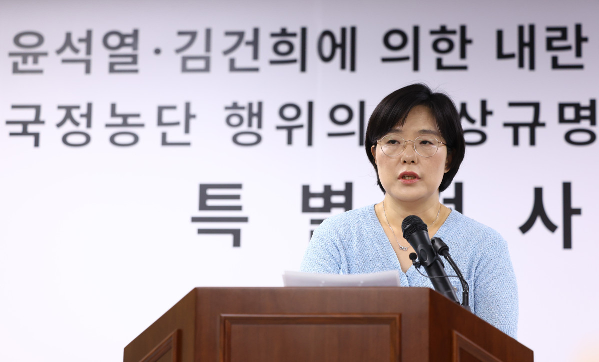 ▲권창영 2차 종합특검팀의 김지미 특검보가 6일 오후 경기 과천시 2차 종합특검팀 사무실 브리핑룸에서 정례 브리핑을 하고 있다. (뉴시스)
