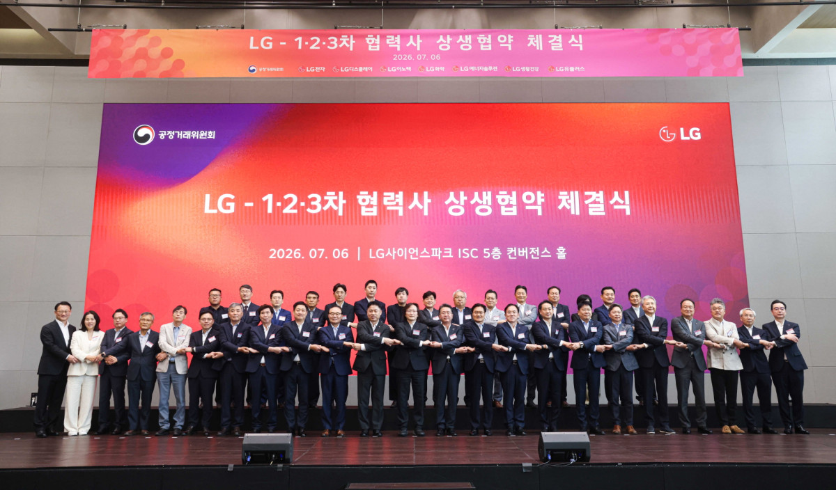 ▲6일 서울 마곡 LG사이언스파크에서 열린 'LG - 1·2·3차 협력사 상생협약 체결식'에서 주병기 공정거래위원장, 하범종 (주)LG 경영지원부문장, LG 계열사 CEO, LG 협력사 대표 등 참석자들이 기념촬영을 하고 있다. (사진=LG)