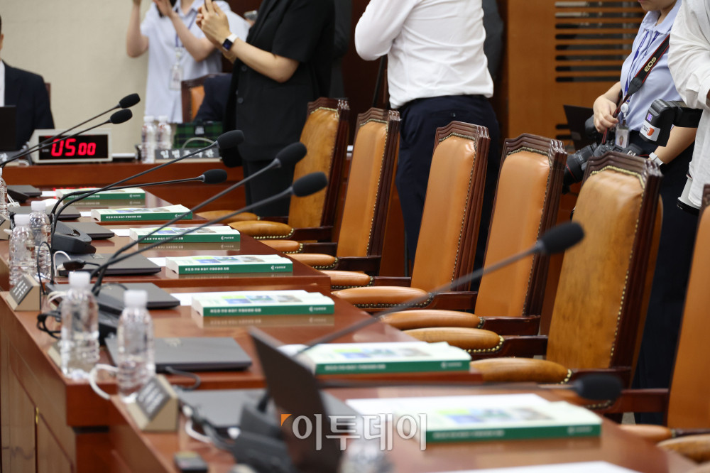 ▲국민의힘이 더불어민주당의 상임위 구성에 반발하며 보이콧을 선언한 가운데 6일 서울 여의도 국회에서 국방위원회 전체회의가 열리고 있다. 고이란 기자 photoeran@
