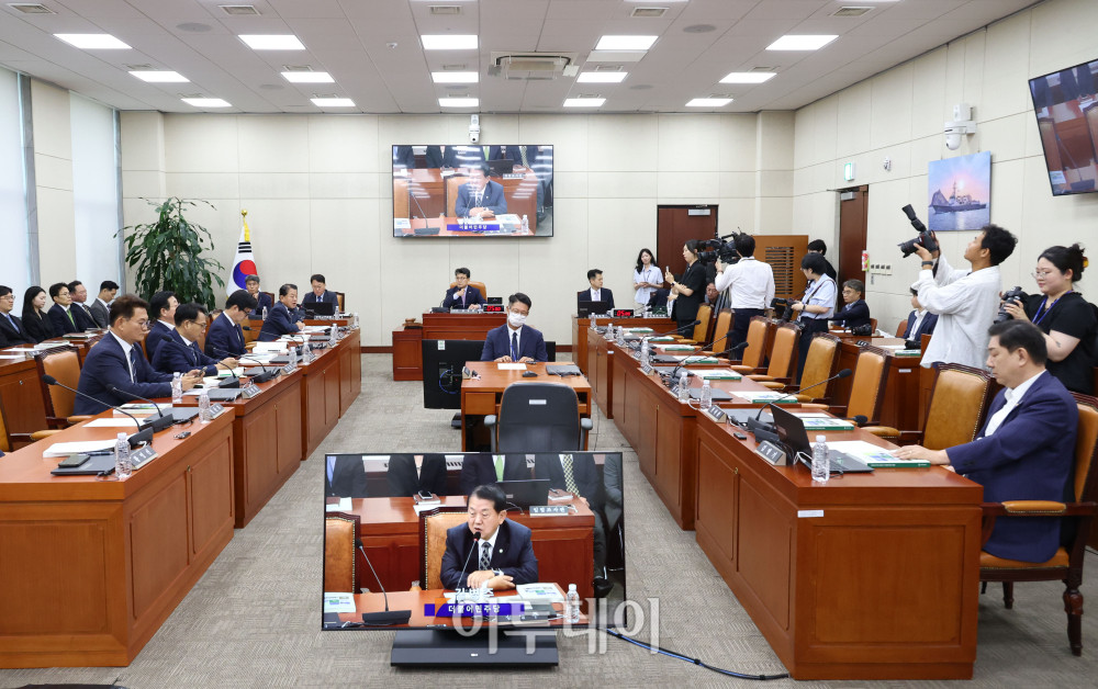 ▲국민의힘이 더불어민주당의 상임위 구성에 반발하며 보이콧을 선언한 가운데 6일 서울 여의도 국회에서 열린 국방위원회 전체회의에서 진성준 위원장이 회의를 주재하고 있다. 고이란 기자 photoeran@