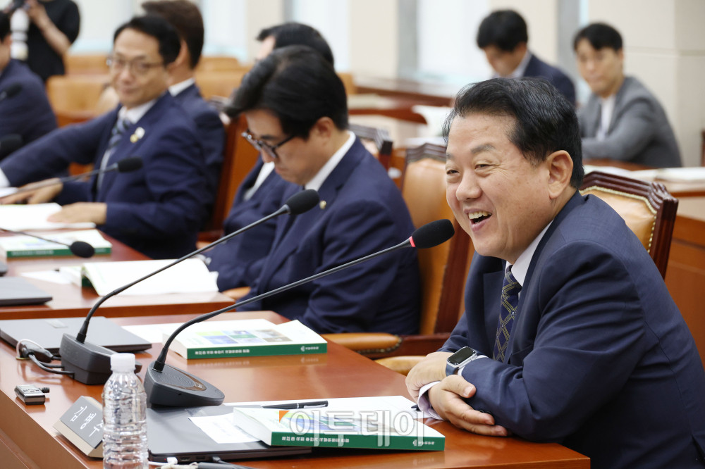 ▲국민의힘이 더불어민주당의 상임위 구성에 반발하며 보이콧을 선언한 가운데 6일 서울 여의도 국회에서 열린 국방위원회 전체회의에서 여당 간사로 선임된 김병주 더불어민주당 의원이 인사말을 하고 있다. 고이란 기자 photoeran@