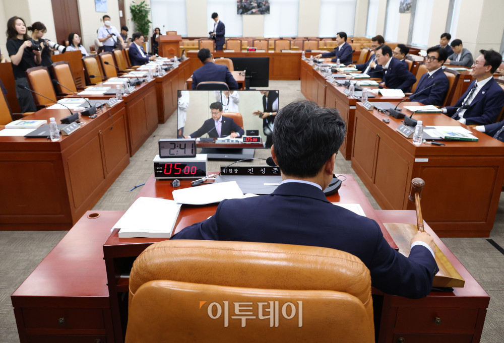 ▲국민의힘이 더불어민주당의 상임위 구성에 반발하며 보이콧을 선언한 가운데 6일 서울 여의도 국회에서 열린 국방위원회 전체회의에서 진성준 위원장이 의사봉을 두드리고 있다. 고이란 기자 photoeran@
