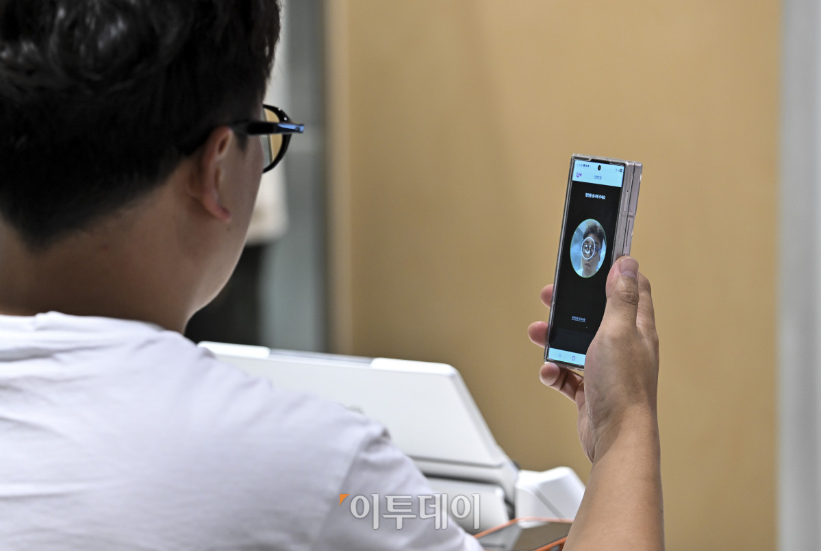 ▲5일 오후 서울 중구 LG유플러스 남대문점을 찾은 시민이 휴대폰 개통을 위해 안면인증을 하고 있다. 이날부터 휴대폰 신규 가입이나 번호이동을 하기위해서는 안면인증 등을 거치는 다중 본인확인 체계로 바뀐다. 이번 조치는 명의도용을 통한 불법 개통을 차단해 대포폰 유통과 보이스피싱 등 민생 범죄를 예방하기 위해 마련됐다. 고성준 기자 joonko1@