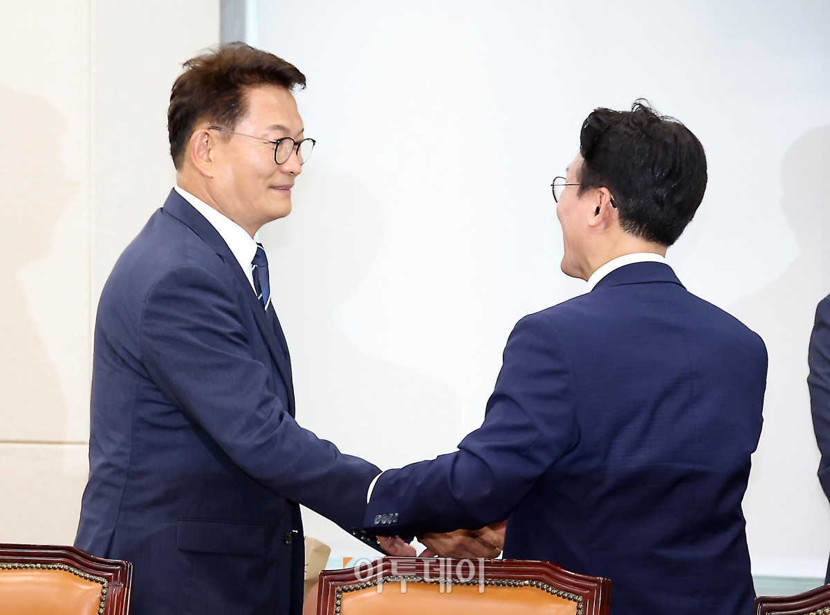 ▲더불어민주당 대표에 출마를 선언한 김민석(오른쪽) 전 국무총리와 송영길 더불어민주당 의원이 6일 서울 여의도 국회에서 국방위원회 전체회의를 마치고 인사하고 있다. 고이란 기자 photoeran@