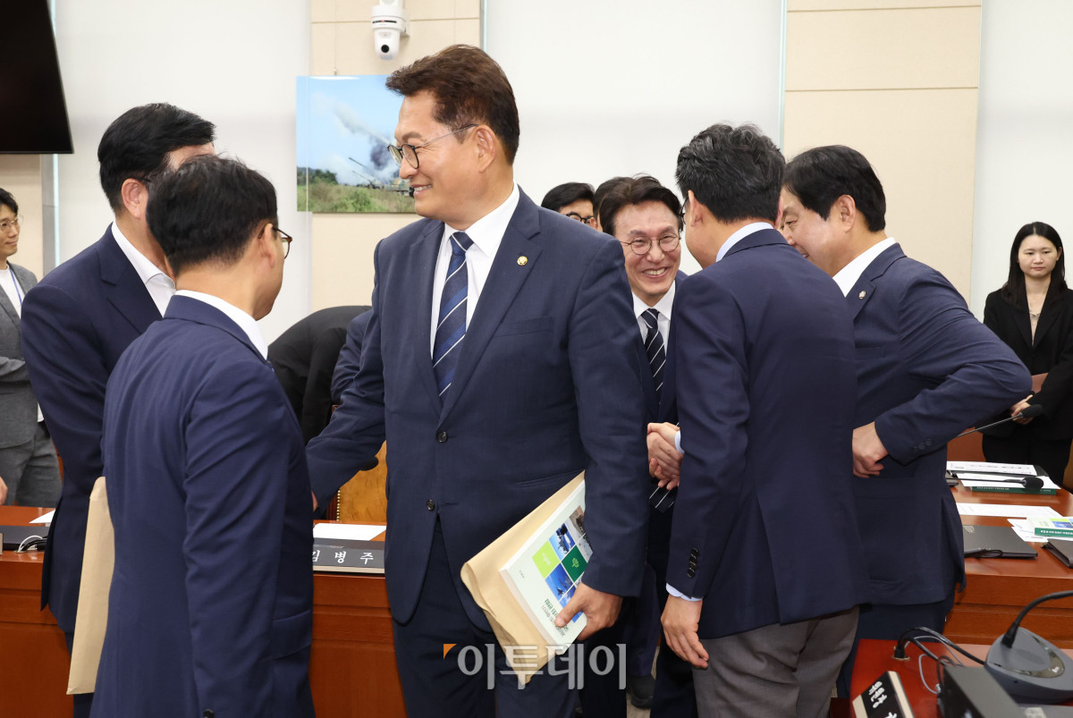 ▲더불어민주당 대표에 출마를 선언한 김민석 전 국무총리와 송영길 더불어민주당 의원이 6일 서울 여의도 국회에서 국방위원회 전체회의를 마치고 동료 의원들과 인사하고 있다. 고이란 기자 photoeran@