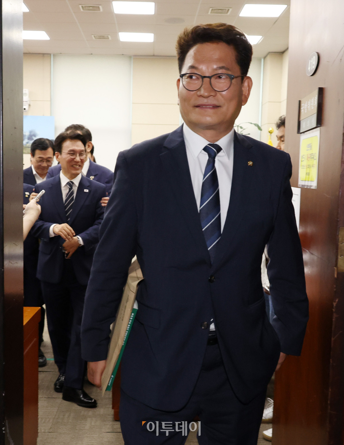 ▲더불어민주당 대표에 출마를 선언한 김민석 전 국무총리와 송영길 더불어민주당 의원이 6일 서울 여의도 국회에서 국방위원회 전체회의를 마치고 동료 의원들과 인사하며 퇴장하고 있다. 고이란 기자 photoeran@