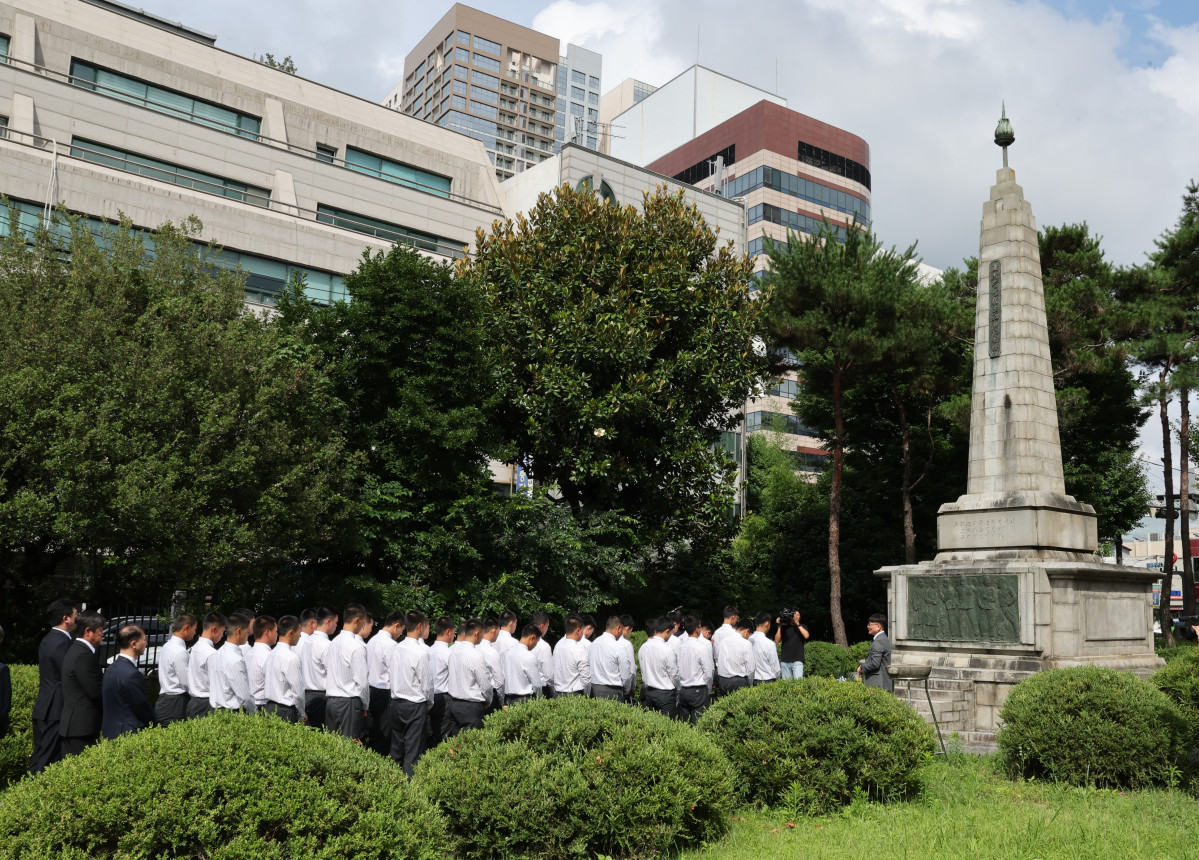 ▲배재고 야구부 학생들이 6일 광주학생독립운동기념탑에 참배하고 있다. (사진=서울시교육청)