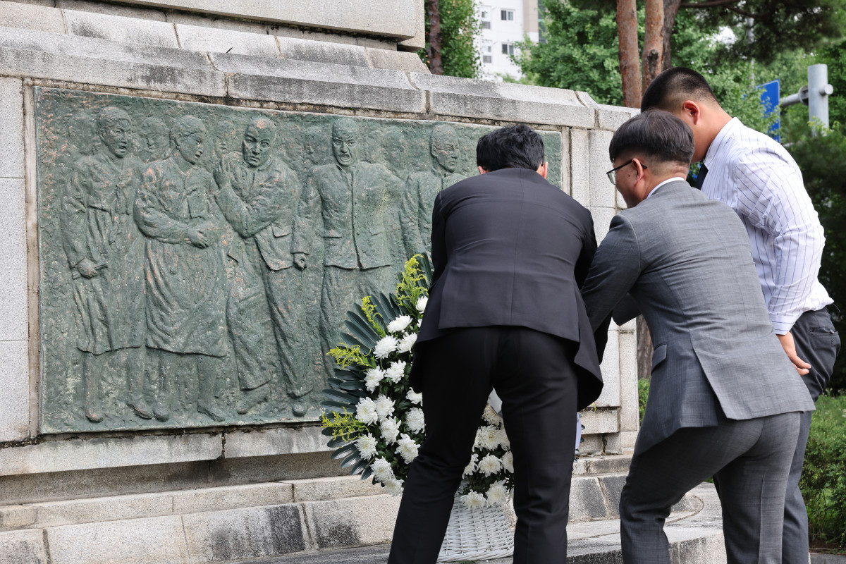 ▲배재고 야구부 감독(왼쪽)과 이규연 광주제일고 교장(오른쪽) 배재고 야구부 주장이 광주학생독립운동기념탑에 헌화하고 있다. (사진=서울시교육청)