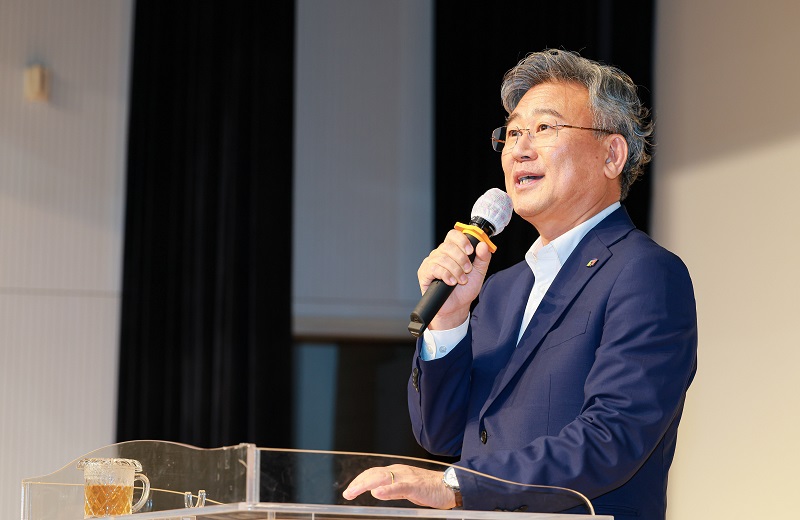 ▲천호성 전북특별자치도교육감이 전북교육청 본청 창조나래 시청각실에서 열린 7월 직원조회에서 취임 후 첫 인사말을 하고 있다. (사진제공=전북특별자치도교육청)