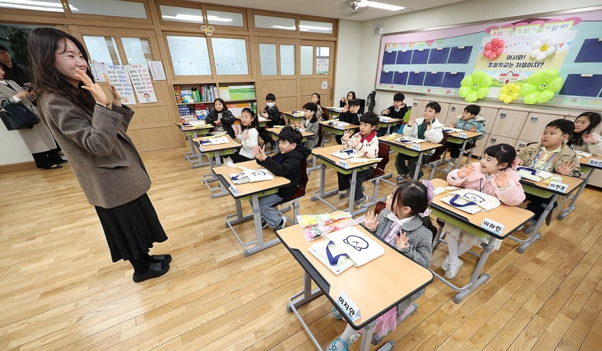 ▲대구 달서구 대구 장동초등학교 1학년생들이 선생님과 첫인사를 나누는 모습. (뉴시스)