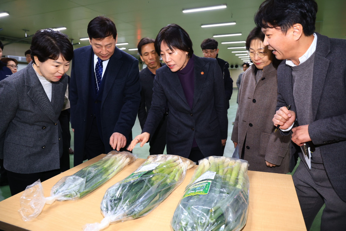 ▲지난해 2월 아워홈 동서울물류센터에 송미령 농림축산식품부 장관 등이 방문해 노지 스마트팜 작물을 살펴봤다.이영표 아워홈 경영총괄사장(왼쪽 두번째), 송미령 농림축산식품부 장관(가운데). (사진제공=아워홈)