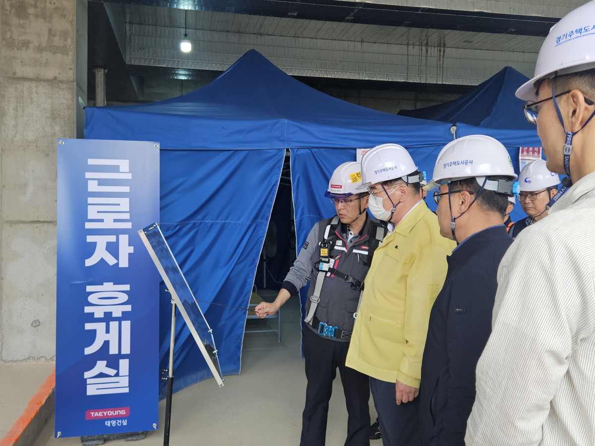 ▲김용진 경기주택도시공사(GH) 사장이 6일 화성동탄2 택지개발사업지구 내 공동주택 건설현장을 방문해 근로자 휴게실 운영 상태 등 폭염·장마철 안전관리 실태를 점검하고 있다. GH는 전체 건설현장 근로자 4000명에게 폭염 대비 안전물품을 지급할 예정이다. (경기주택도시공사(GH))