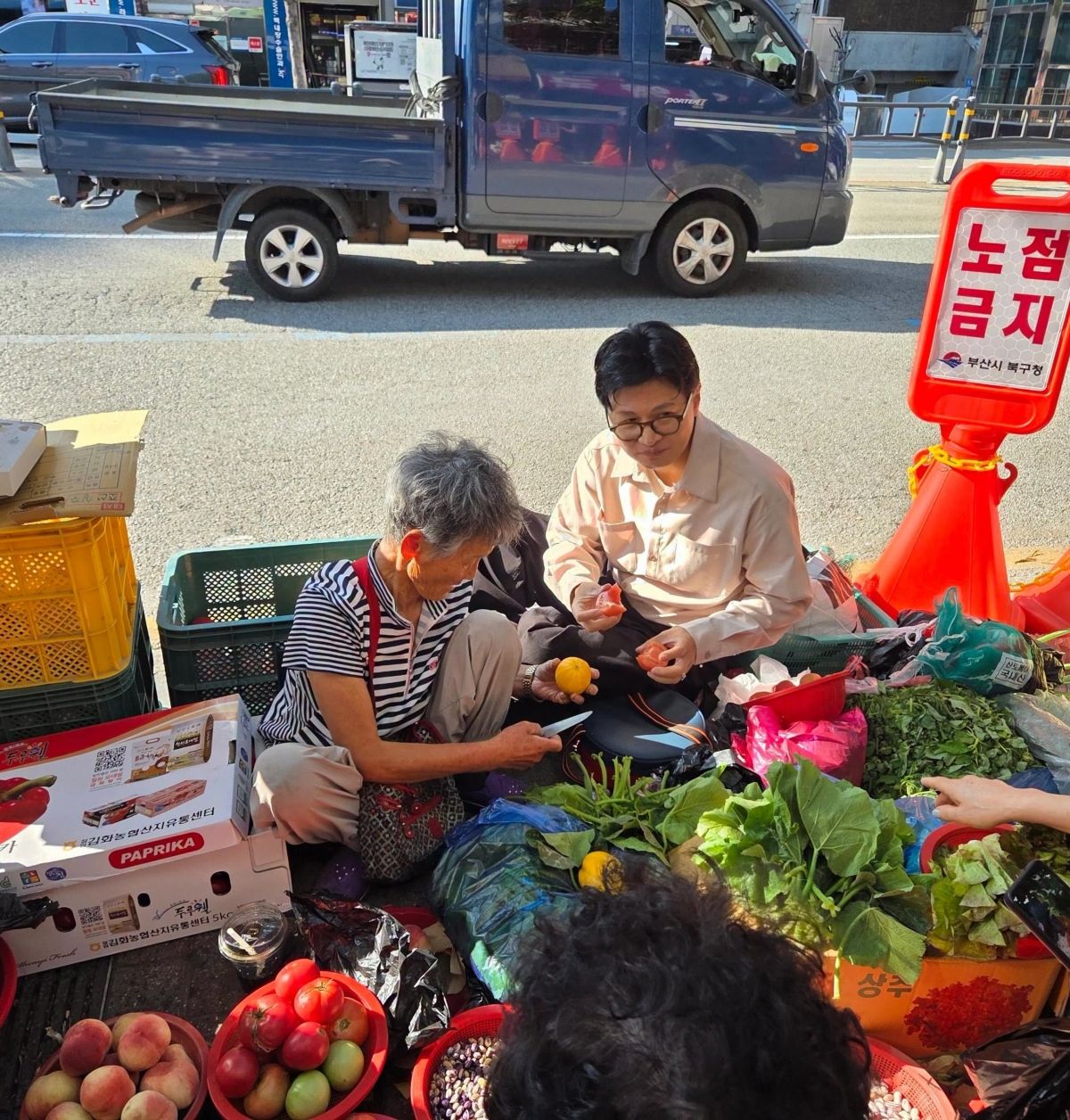 ▲지난 29일 한동훈 국회의원이 김복악 할머니의 노점을 방문했다. 북구청의 노점금지 팻말이 보인다. (한동훈 국회의원 SNS)