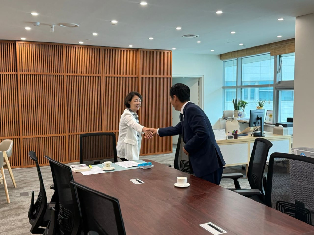 ▲정청래 더불어민주당 대표가 6일 경기도청 도지사 집무실을 찾아 추미애 경기도지사와 인사를 나누고 있다. (정청래 대표 페이스북)