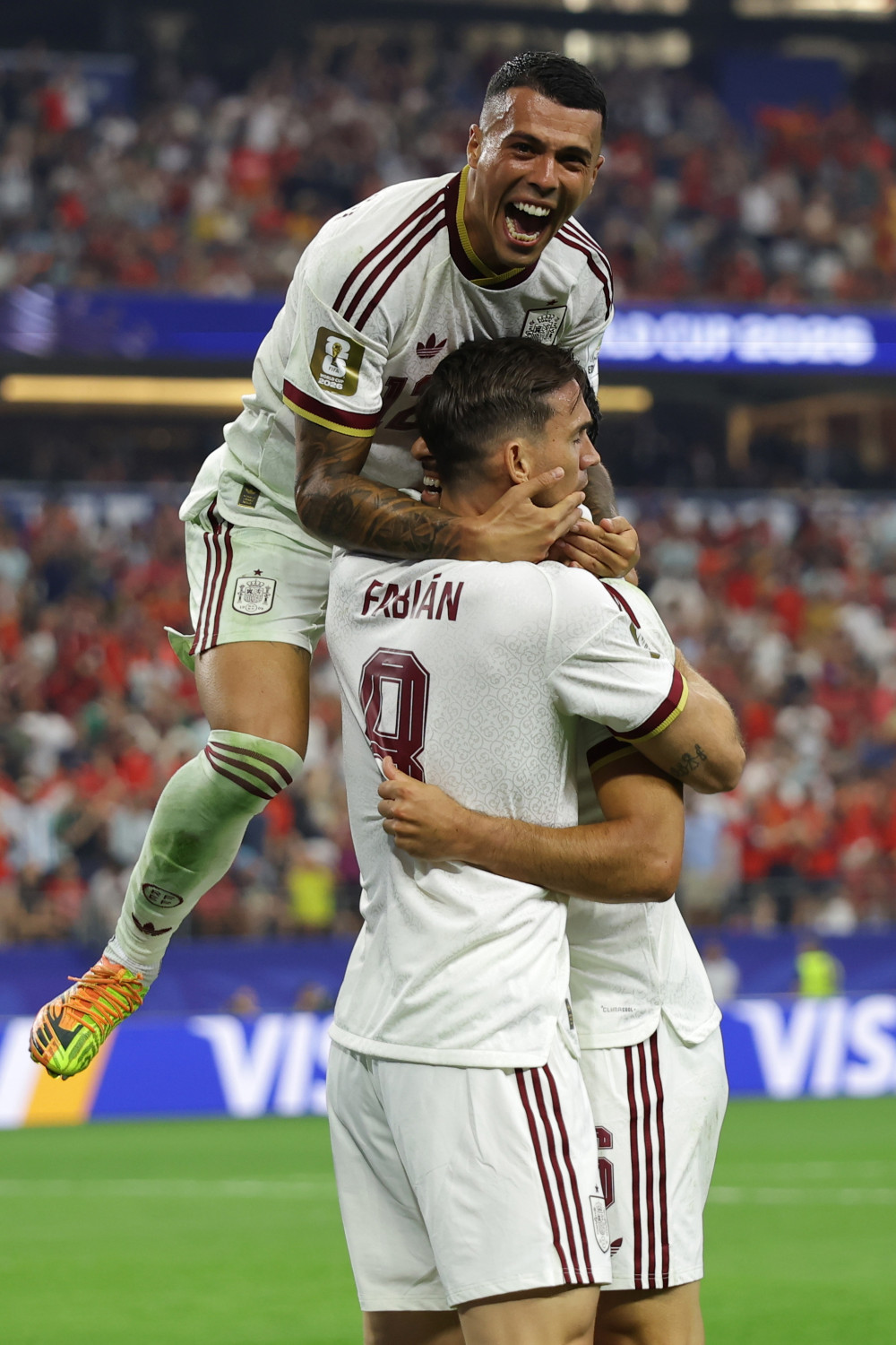 ▲스페인의 미켈 메리노(오른쪽)가 6일(현지시간) 미국 댈러스에서 열린 2026 FIFA 북중미 월드컵 포르투갈과의 16강전에서 결승골을 넣은 뒤 파비안 루이스(가운데), 페드로 포로(위)와 함께 기뻐하고 있다. (EPA/연합뉴스)