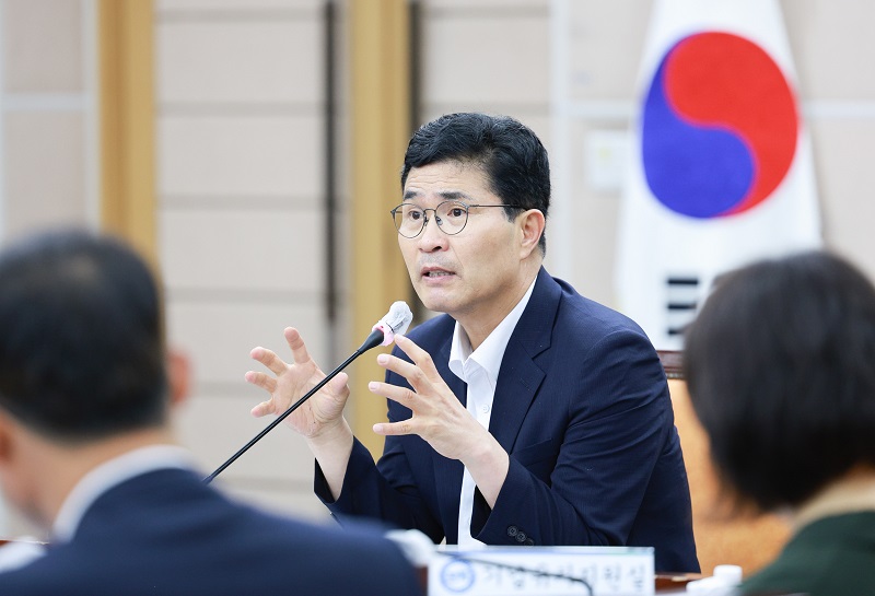 ▲이원택 전북특별자치도지사가 민선9기 첫 합동간부회의에서 도민 소득 증대와 안전 확보를 위한 도정 운영 방향을 설명하고 있다. (사진제공=전북특별자치도)