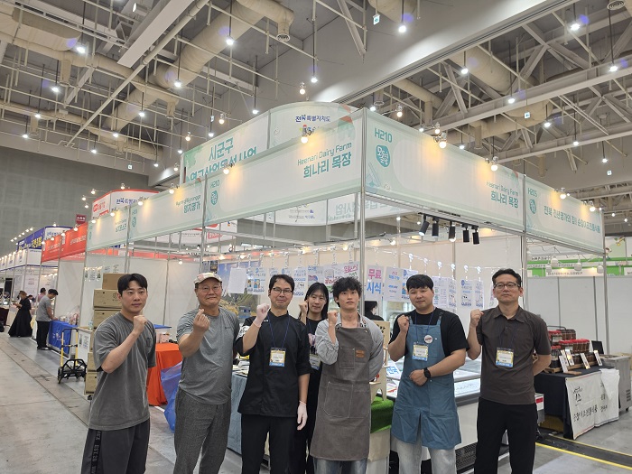 ▲순창군 소재 식품기업 관계자들이 ‘2026 수원 팔도밥상페어’ 행사장에서 수도권 소비자와 바이어에게 선보일 제품 홍보에 앞서 기념촬영을 하고 있다. (사진제공=전북테크노파크)