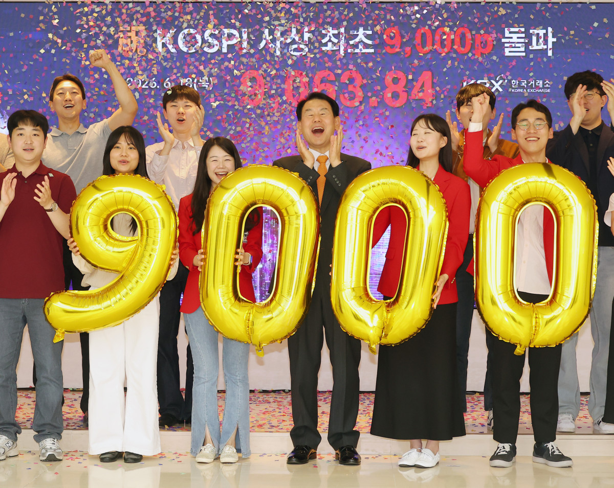 ▲정은보 한국거래소 이사장을 비롯한 직원들이 지난달 18일 남구 부산 한국거래소 본사 홍보관에서 코스피 9천 포인트 돌파를 기념하는 세리머니를 하고 있다. (연합뉴스)