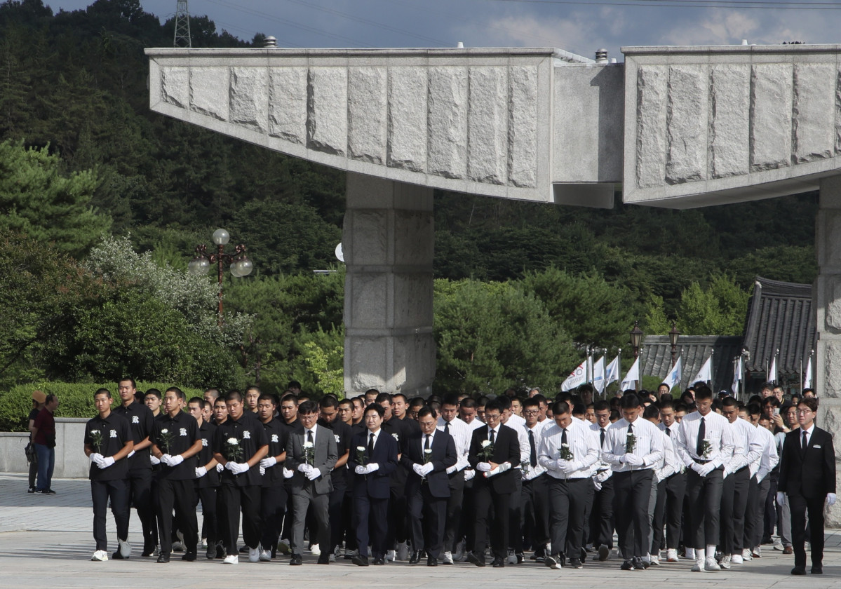 ▲배재고와 광주제일고 학생 및 학교 관계자들이 6일 국립5·18민주묘지를 찾아 참배를 위해 입장하고 있다. (사진제공=전남광주통합특별시교육청)