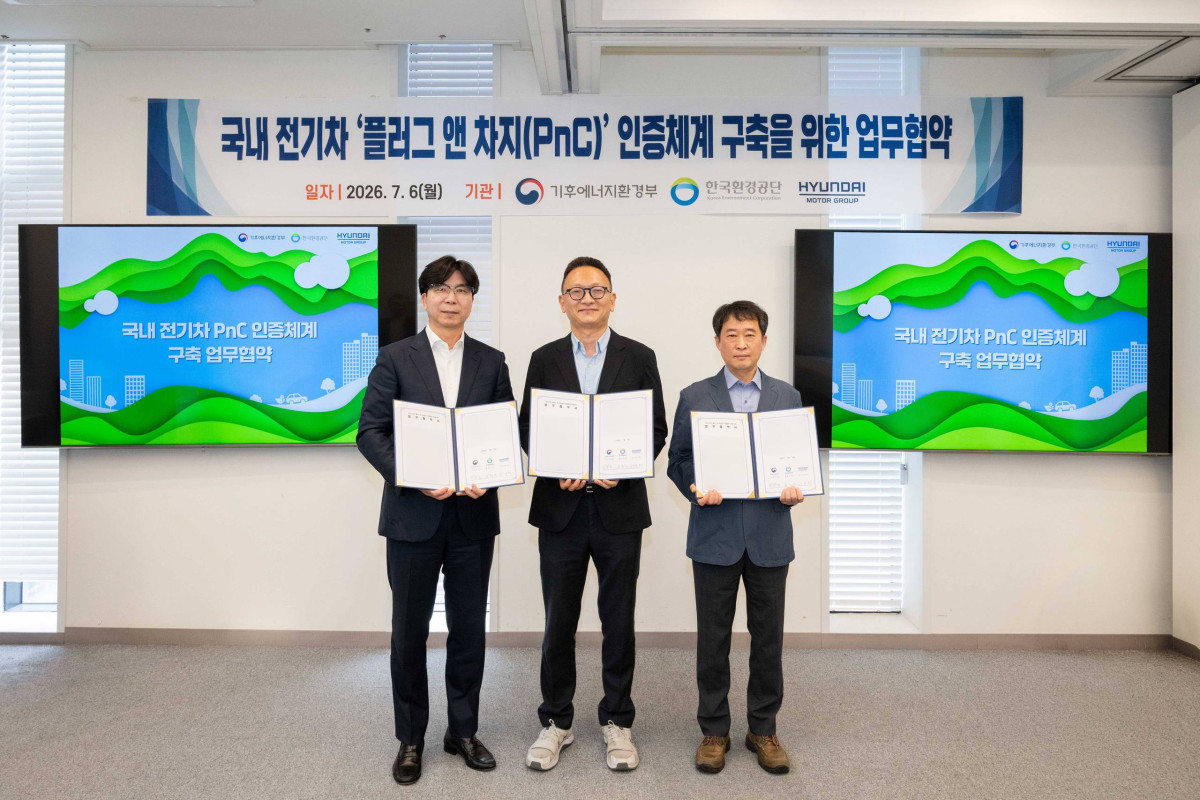 ▲(왼쪽부터)정규원 현대차그룹 EV인프라전략실장 상무, 박판규 기후에너지환경부 탈탄소녹색수송혁신과장, 홍철규 한국환경공단 친환경모빌리티처장이 ‘국내 전기차 PnC 인증체계 구축을 위한 업무협약(MoU)’ 체결식에서 기념 사진을 촬영하고 있다. (사진=현대차그룹)
