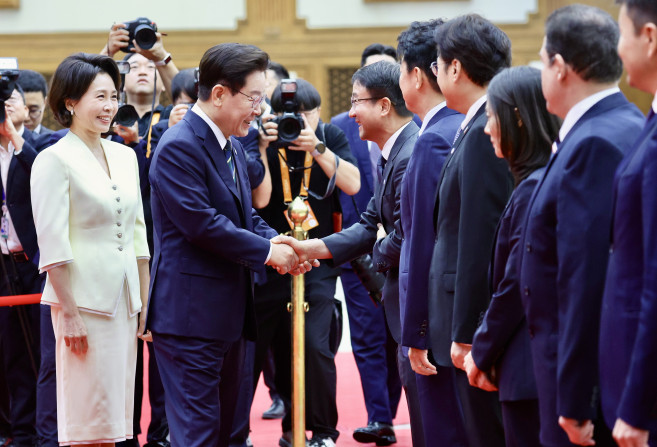 ▲북대서양조약기구(NATO·나토) 정상회의 참석과 몽골 국빈 방문을 위해 출국하는 이재명 대통령이 7일 성남 서울공항에서 환송 나온 더불어민주당 한병도 대표 직무대행 겸 원내대표와 인사하고 있다. (연합뉴스)