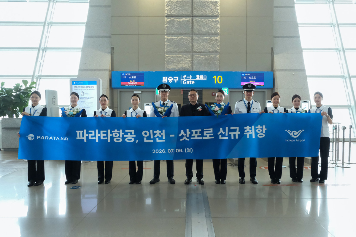 ▲윤철민 파라타항공 대표이사(가운데)와 임직원들이 6일 인천국제공항에서 진행된 파라타항공 인천-삿포로 노선 신규 취항식에서 기념 촬영을 하고 있다. (사진=파라타항공)