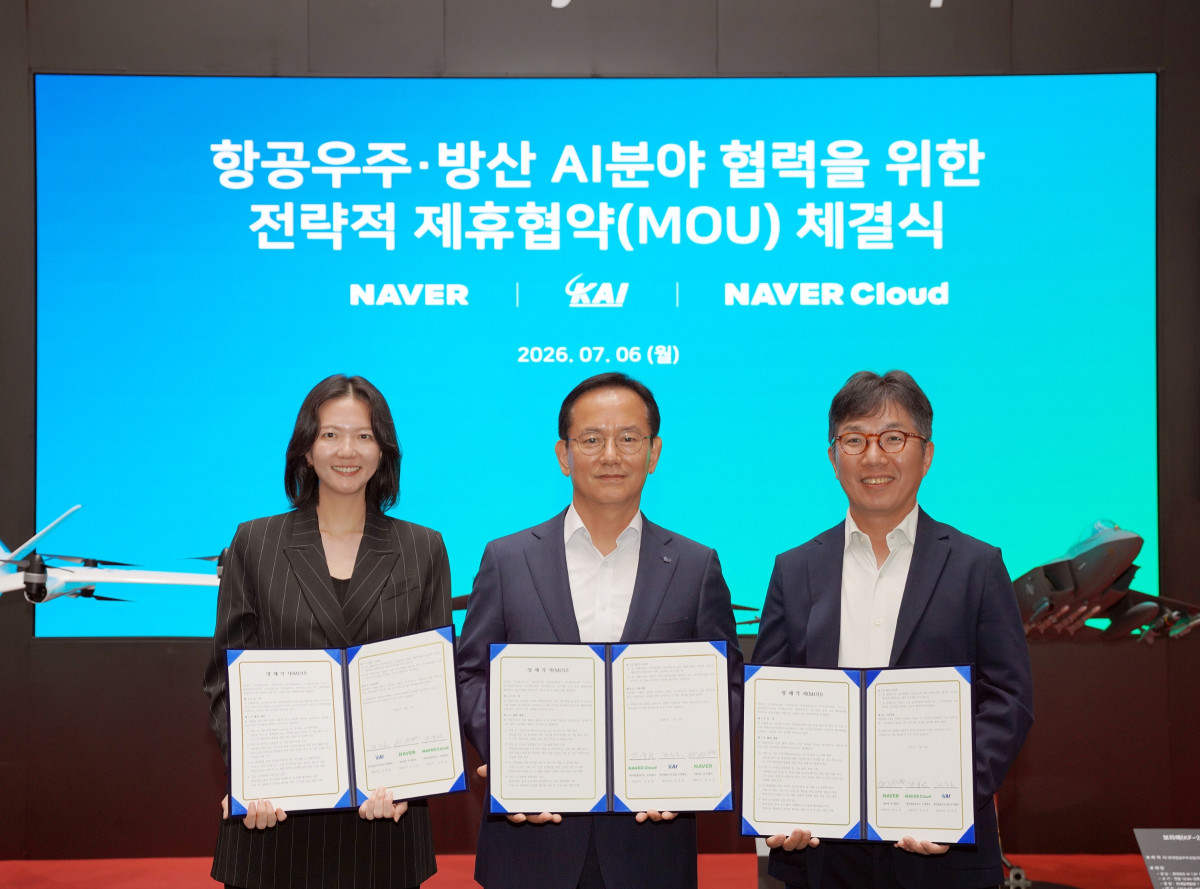 ▲(왼쪽부터) 최수연 네이버 대표이사, 김종출 KAI 대표이사 사장, 김유원 네이버클라우드 대표이사가 6일 KAI 사천 본사에서 열린 항공우주·방산 AI 분야 전략적 제휴협약 체결식에서 기념 촬영을 하고 있다. (사진제공=한국항공우주산업(KAI))