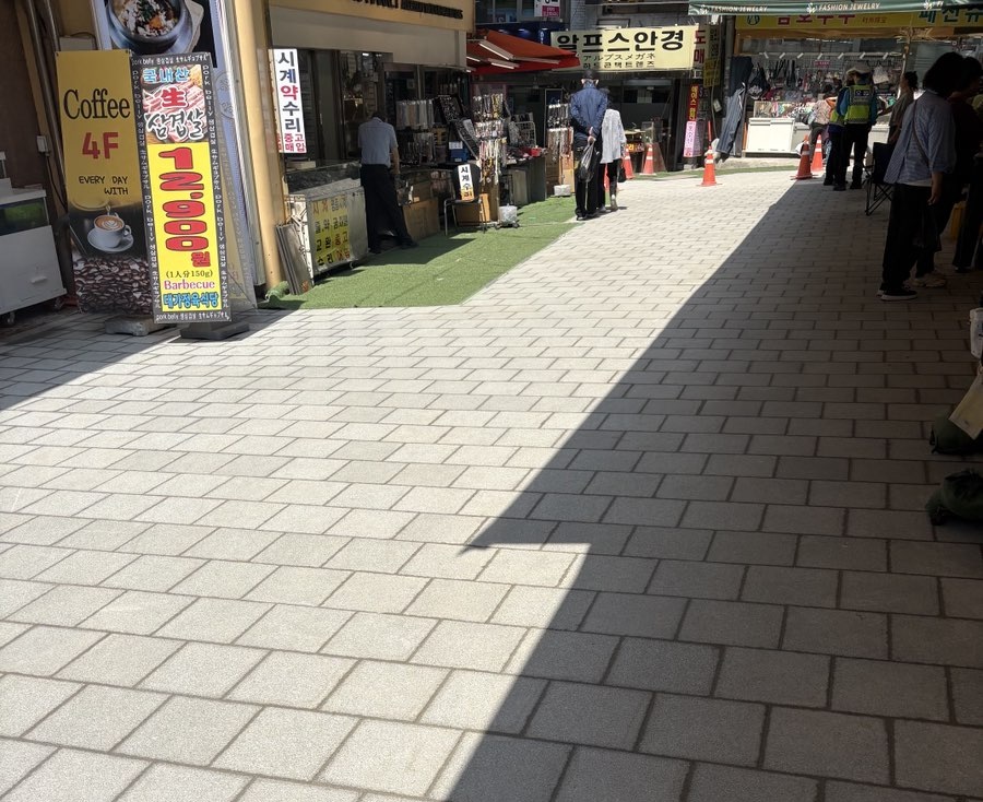 ▲보행로 정비 전(위)과 후(아래) 모습. (사진 제공 = 서울특별시 중구)