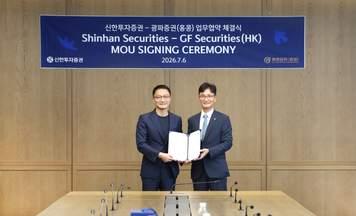 ▲이선훈 신한투자증권 대표(오른쪽)가 광파증권(홍콩) 차오 정 CEO와 함께 여의도 신한투자증권 본사에서 열린 MOU 체결식을 기념해 사진 촬영을 하고 있다 (사진=신한투자증)