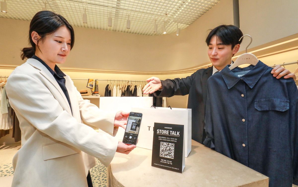 ▲서울 강남구 현대백화점 무역센터점 7층에 위치한 타임 매장에서 고객이 스토어톡 QR코드를 스캔하고 있다. (사진제공=현대백화점)