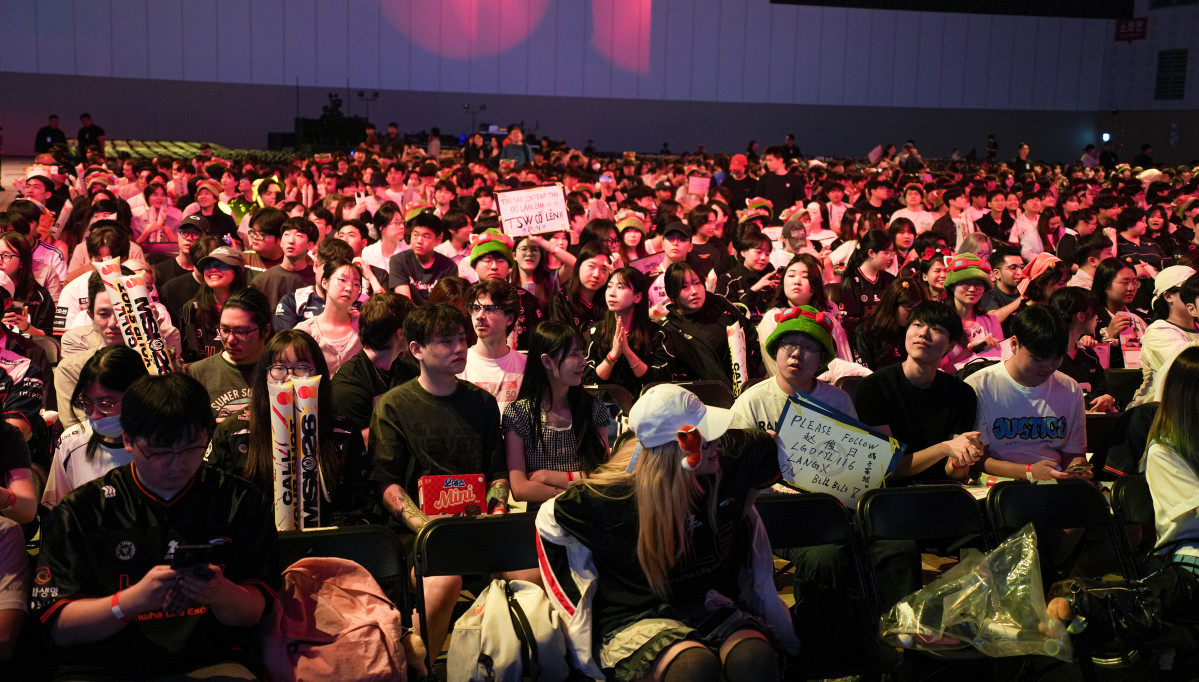 ▲3일 대전 유성구 대전컨벤션센터(DCC) 제2전시장에서 열린 리그 오브 레전드(LoL) 국제대회 미드 시즌 인비테이셔널(MSI) 브래킷 스테이지 한화생명e스포츠 대 팀 시크릿 웨일즈(TSW) 경기에서 팬들이 응원하고 있다. (연합뉴스)