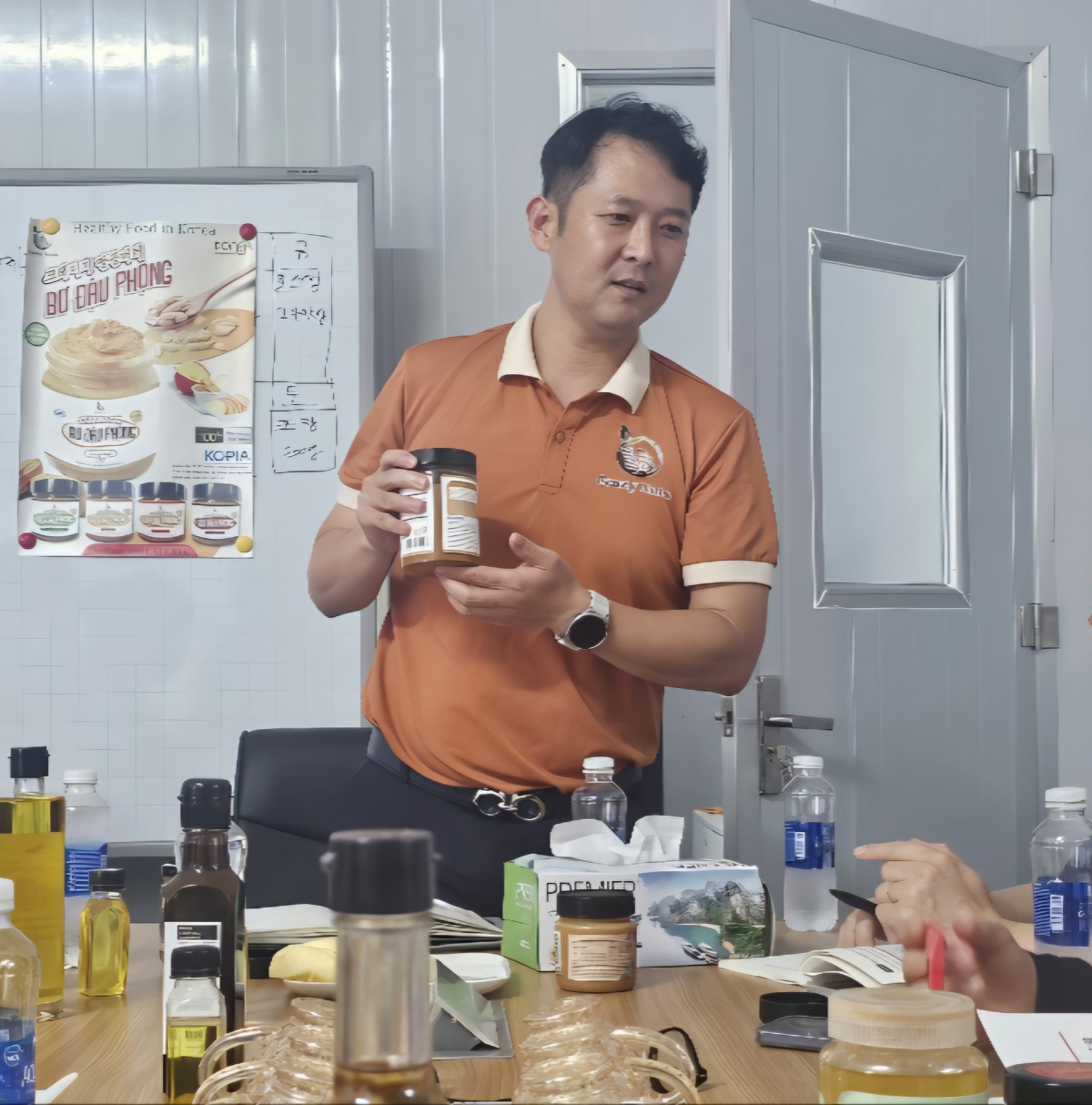 ▲허수영 한농주식회사 대표가 1일 땅콩 가공공장에서 자사 땅콩버터 제품에 대해 설명하고 있다. (농림축산식품부 공동취재단)