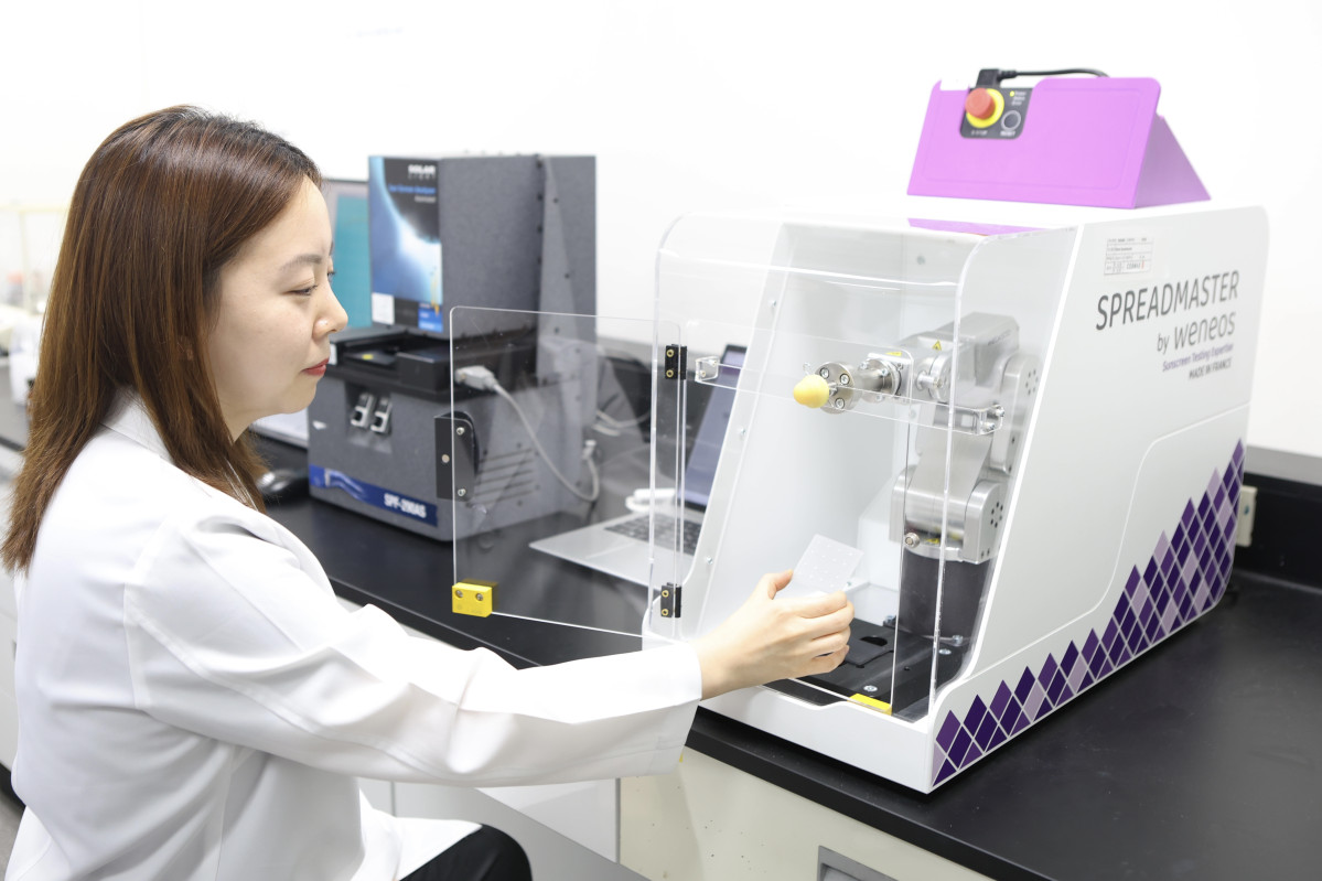 ▲코스맥스 R&I유닛 ISO 23675 기반 SPF 평가 진행 모습. (사진제공=코스맥스)